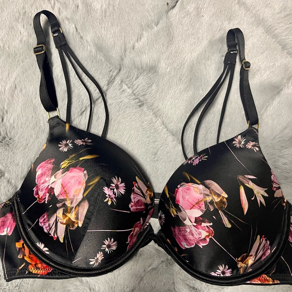 BEAUTIFUL Floral Victoria’s Secret Black Very Sexy Bra 32C